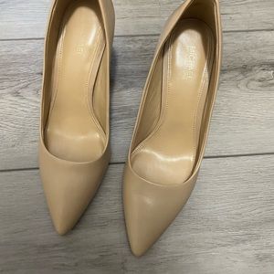 Michael kors beige pumps